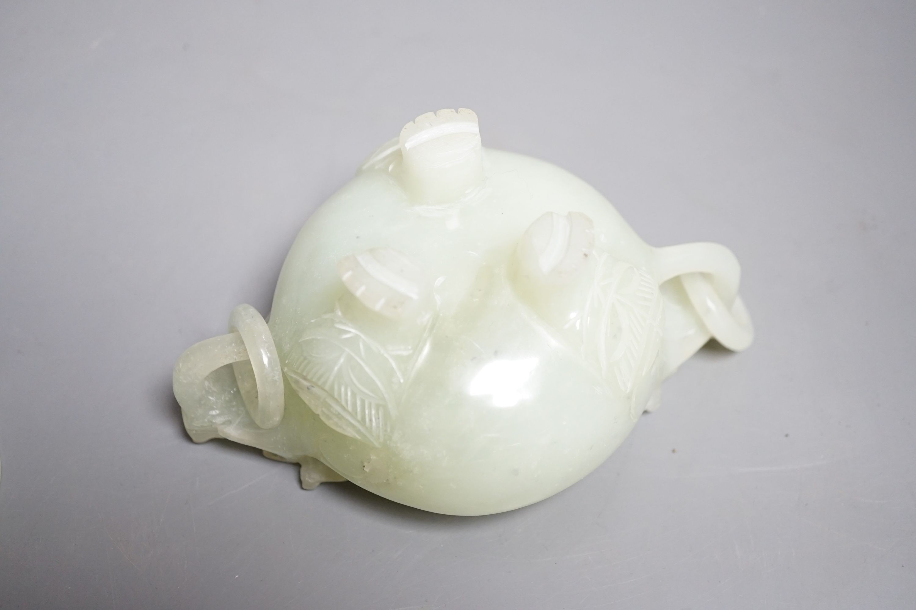 A Chinese bowenite jade censer and cover, overall height 12cm